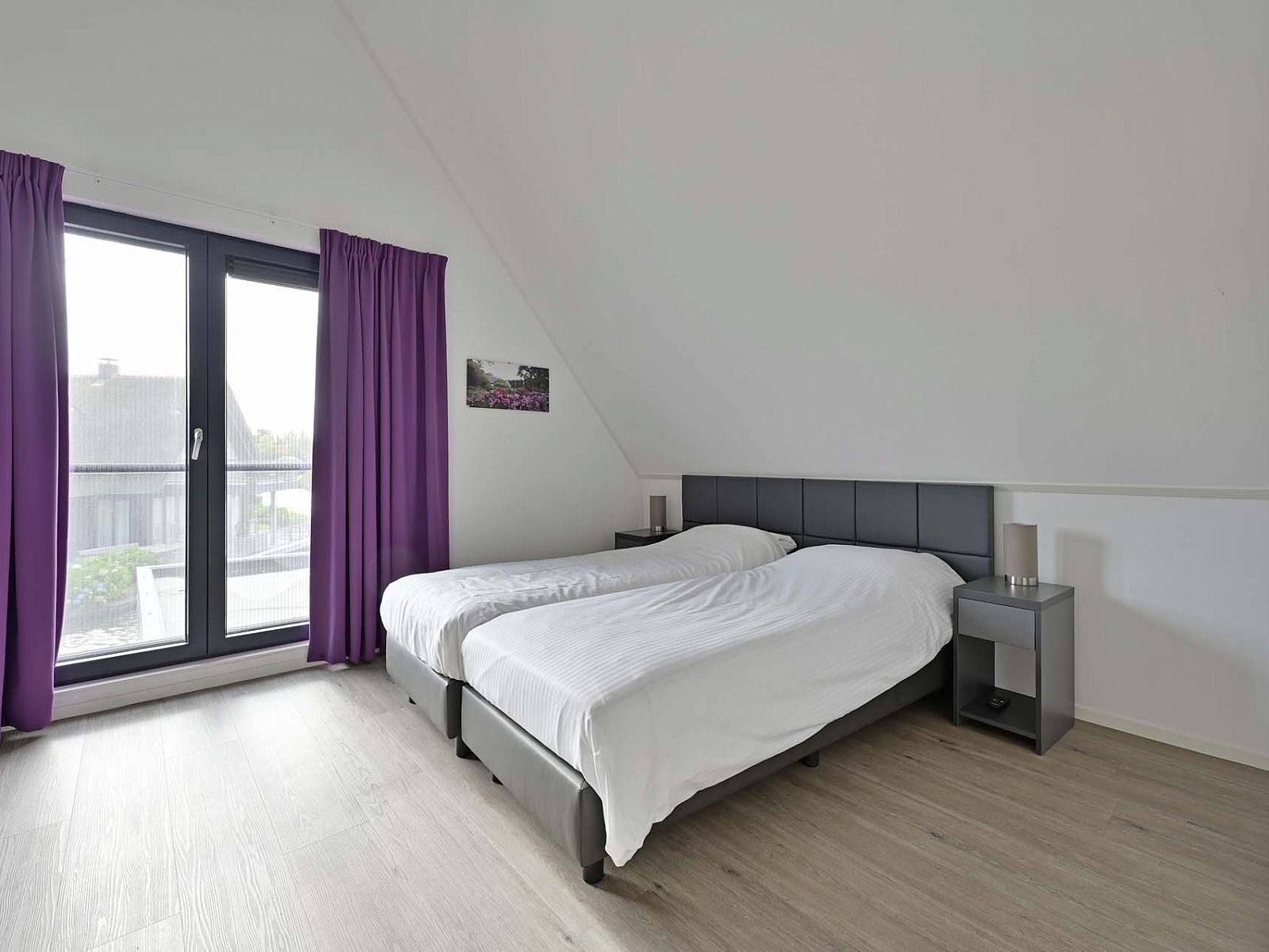 Ruime slaapkamer met veel lichtinval in de vrijstaande woning in Ossenzijl, Noordwest Overijssel.