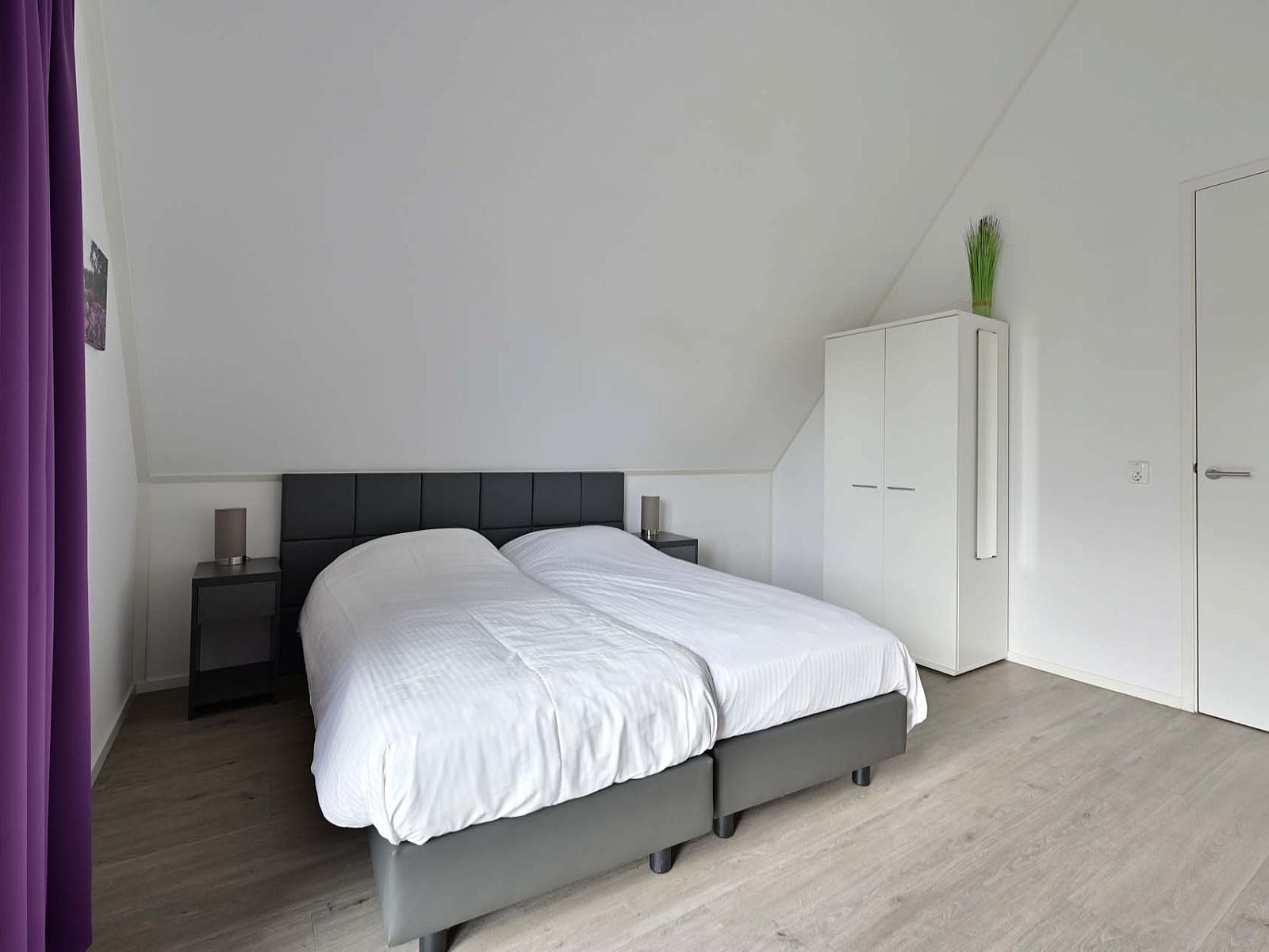 Tweede slaapkamer in de vakantiewoning in Ossenzijl, Overijssel, biedt een rustige slaapomgeving.