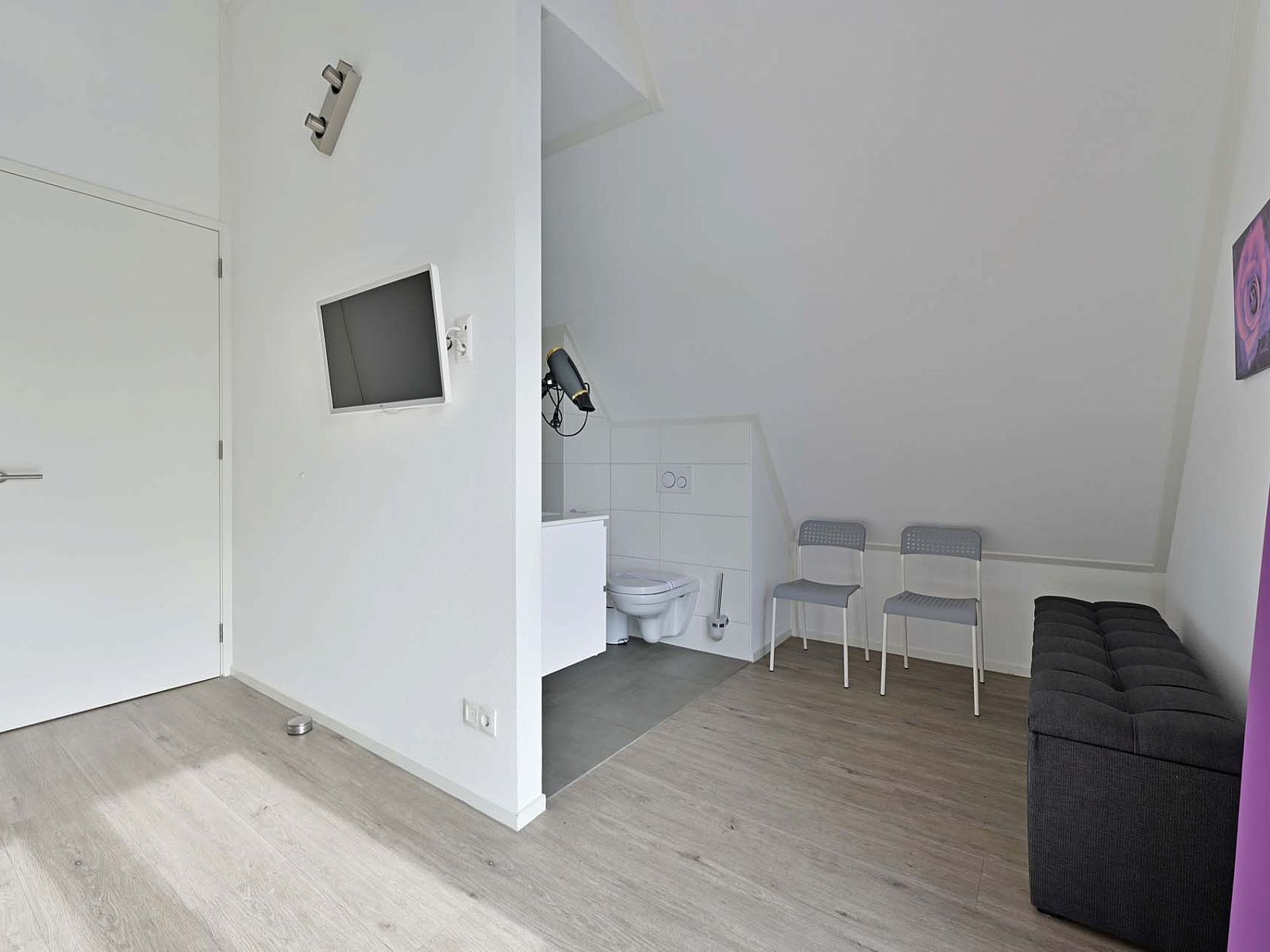 Ensuite badkamer in de vrijstaande woning in Ossenzijl, Noordwest Overijssel, met een douche en wastafel.