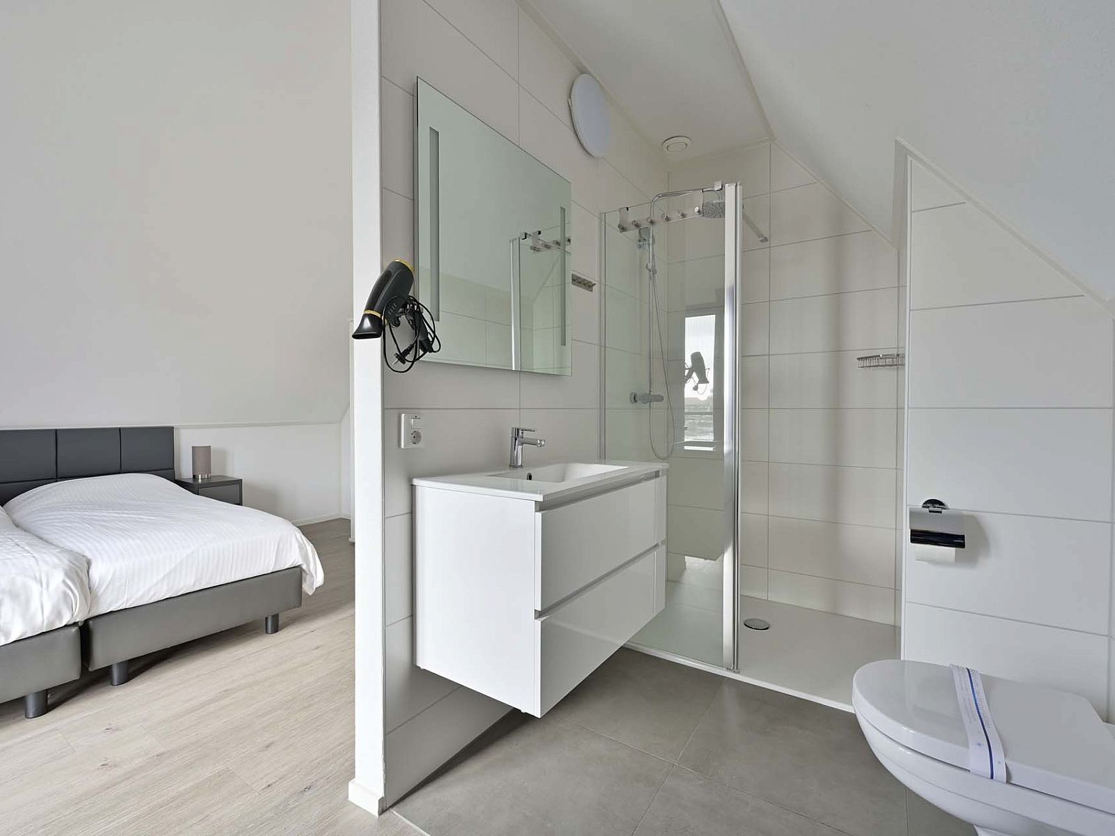 Dubbele slaapkamer in de vakantiewoning in Ossenzijl, Overijssel, met uitzicht op de groene omgeving.