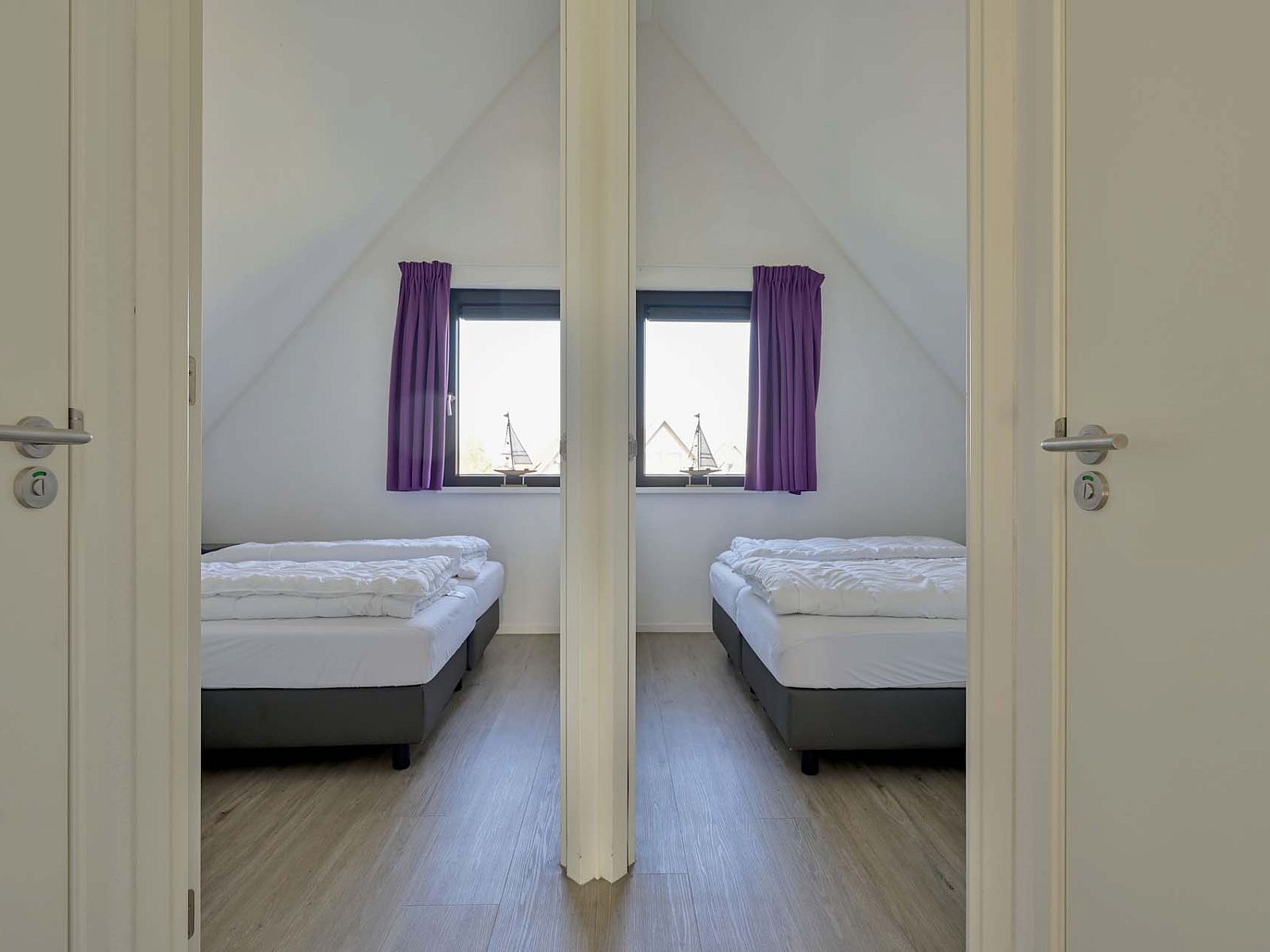 Slaapkamer met twee eenpersoonsbedden in de vrijstaande woning in Ossenzijl, Noordwest Overijssel.