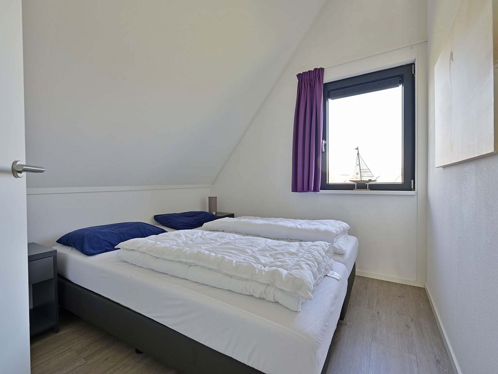 Gezellige slaapkamer in de vakantiewoning in Ossenzijl, Overijssel, ideaal voor een ontspannen verblijf.