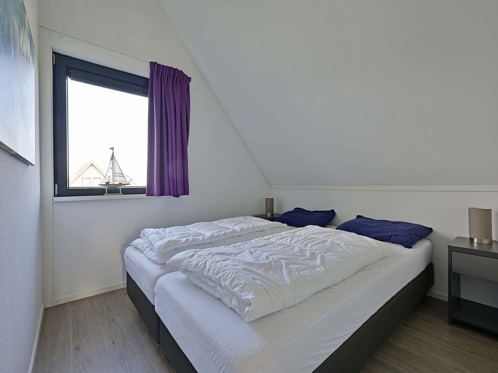 Badkamer met moderne afwerking in de vrijstaande woning in Ossenzijl, Noordwest Overijssel.