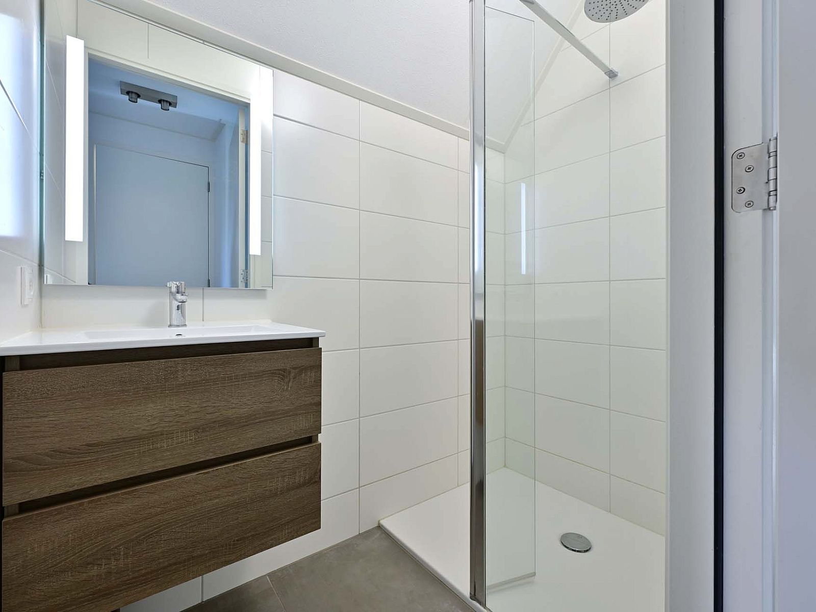 Ruim terras van de vrijstaande woning in Ossenzijl, Noordwest Overijssel, met zitgelegenheid aan het water.