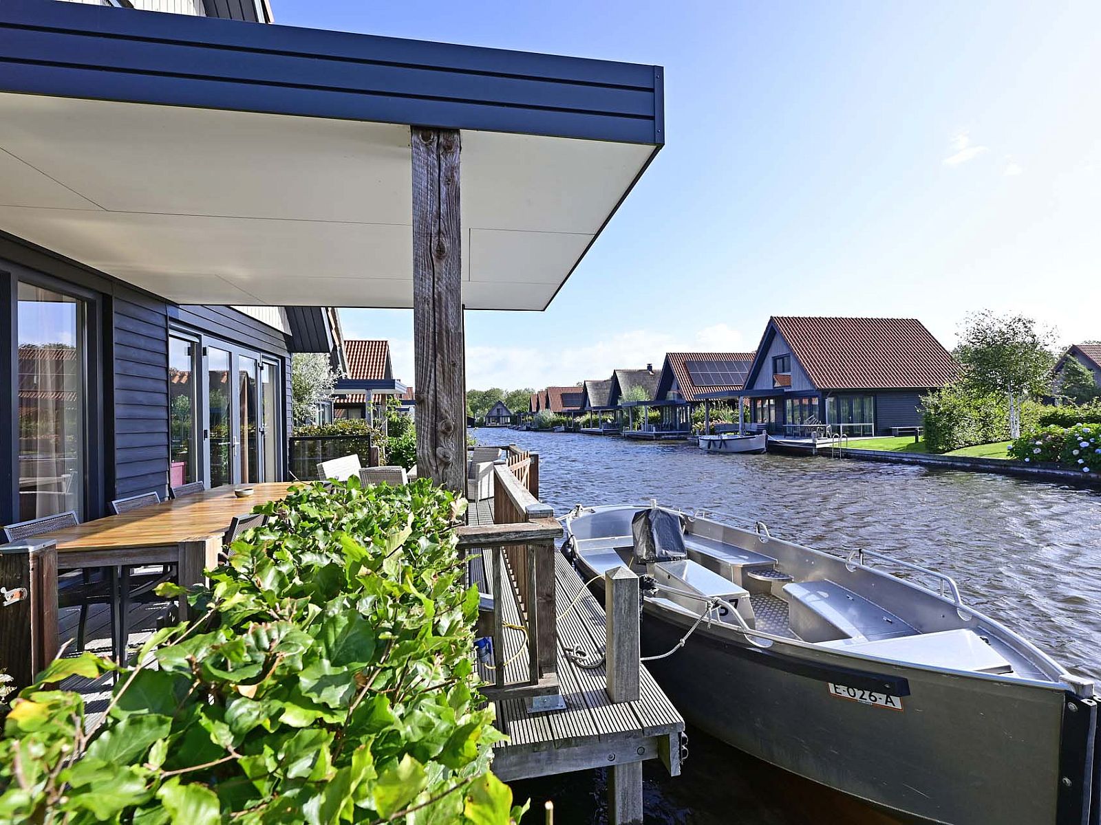 Directe toegang tot het water vanuit de vrijstaande woning in Ossenzijl, Noordwest Overijssel.