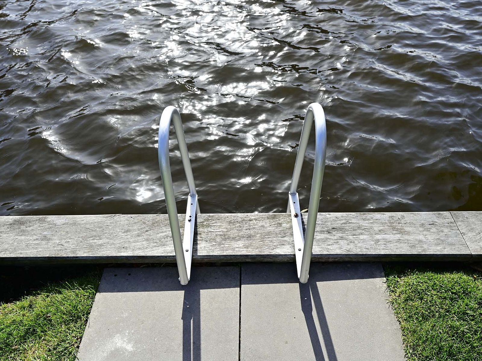 Zijaanzicht van de vakantiewoning in Ossenzijl, Overijssel, met uitzicht op het terras en de tuin.