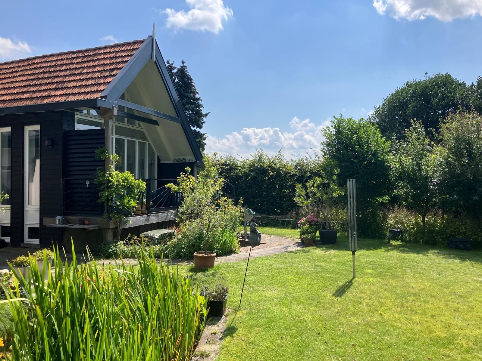 Ferienhaus OV735 in Tuk, Nordwest Overijssel, mit sonnigem Garten und Terrasse, umgeben von ueppiger Natur und rustikalem Charme.