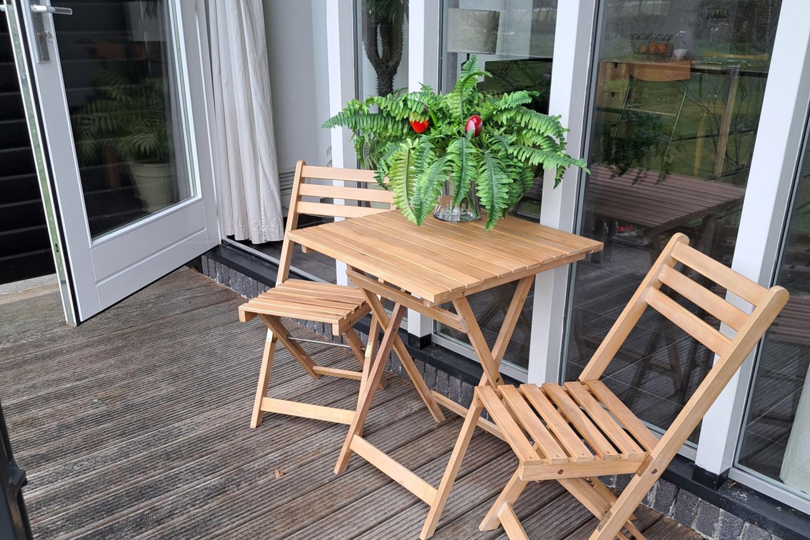 Schoenes Schlafzimmer im Ferienhaus OV735 in Tuk, Overijssel, mit Blick auf die gruene Natur und eine einladende Terrasse.