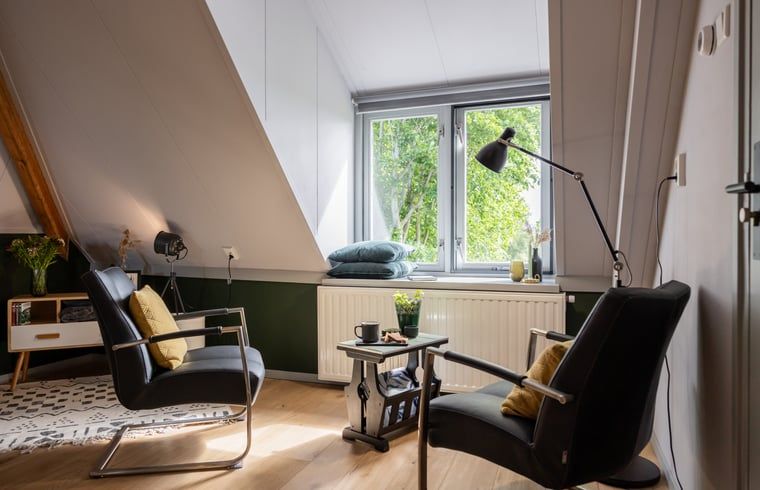 Gezellige zithoek in Vakantiehuisje in Wetering, Noordwest Overijssel. Comfortabele stoelen met uitzicht op de tuin.