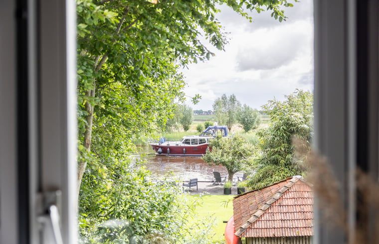 Uitzicht vanuit het raam van Vakantiehuisje in Wetering, Noordwest Overijssel. Geniet van de serene natuur.