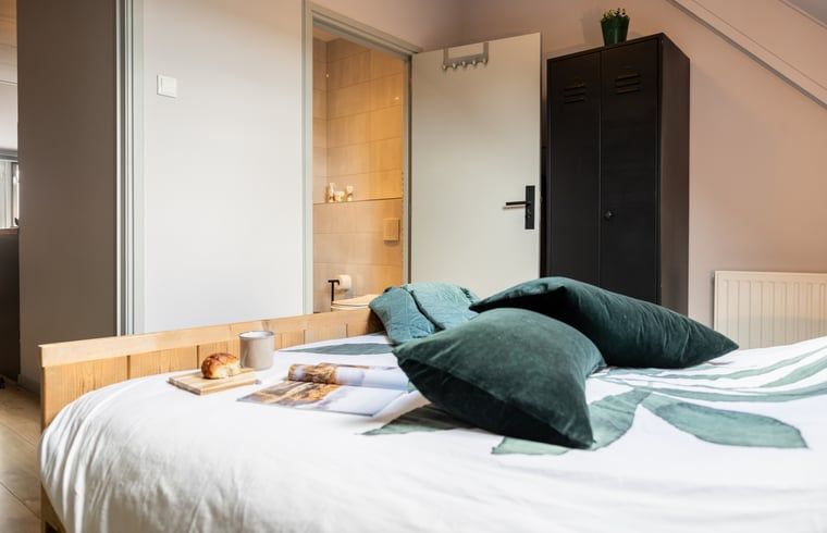 Comfortabel bed in Vakantiehuisje in Wetering, Noordwest Overijssel. Ontspan in een sfeervolle slaapkamer.