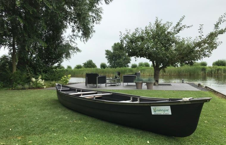 Kano bij het water van Vakantiehuisje in Wetering, Overijssel. Perfect voor avontuurlijke tochten.