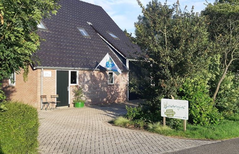 Voorkant van Vakantiehuisje in Wetering, Noordwest Overijssel. Traditioneel huis in een groene omgeving.