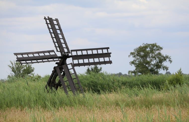 Traditionele windmolen in de buurt van Vakantiehuisje in Wetering, Overijssel. Iconisch Nederlands landschap.