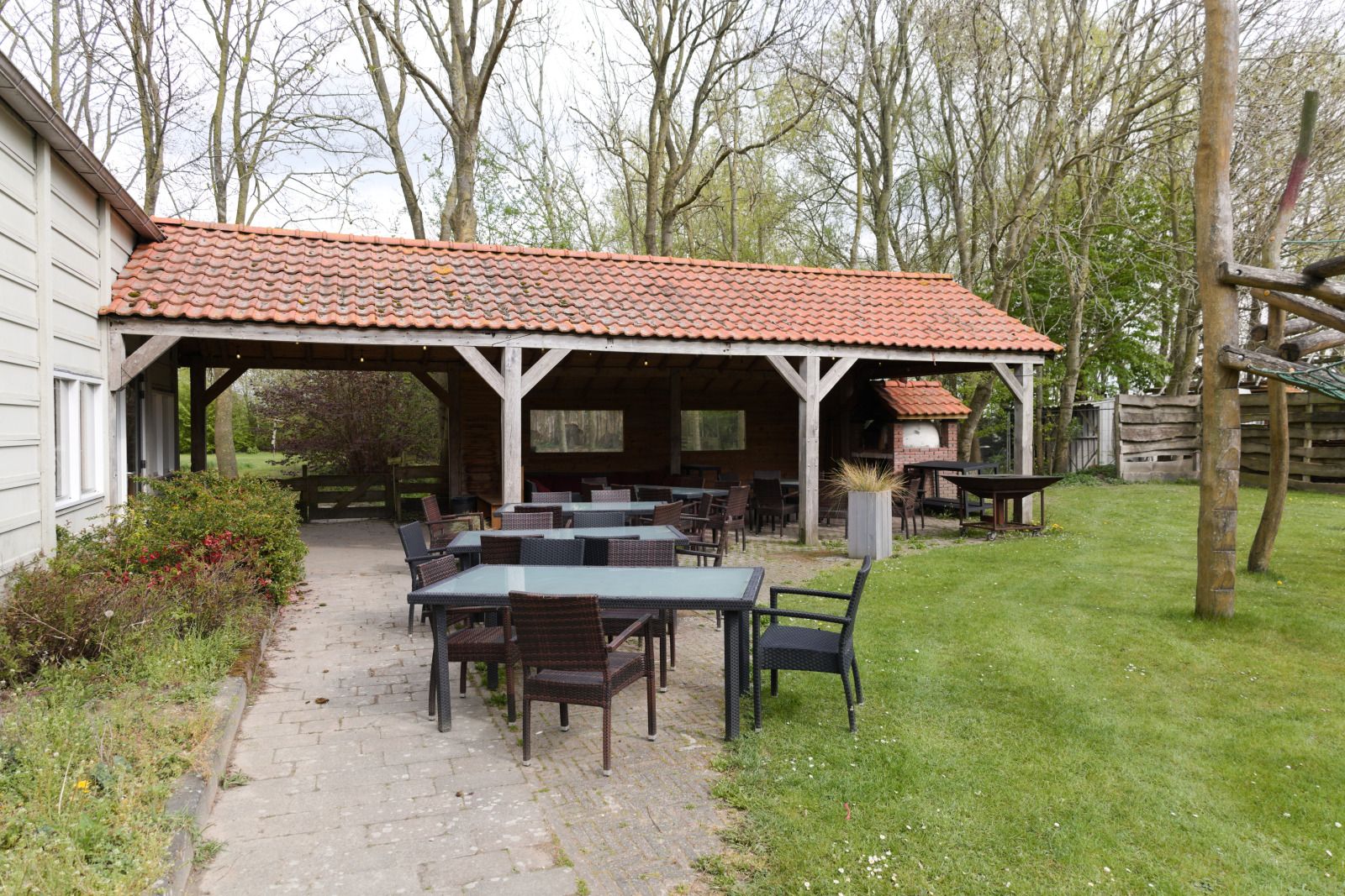 Modern kitchen facilities in OV669 vacation home in Blokzijl, Overijssel.