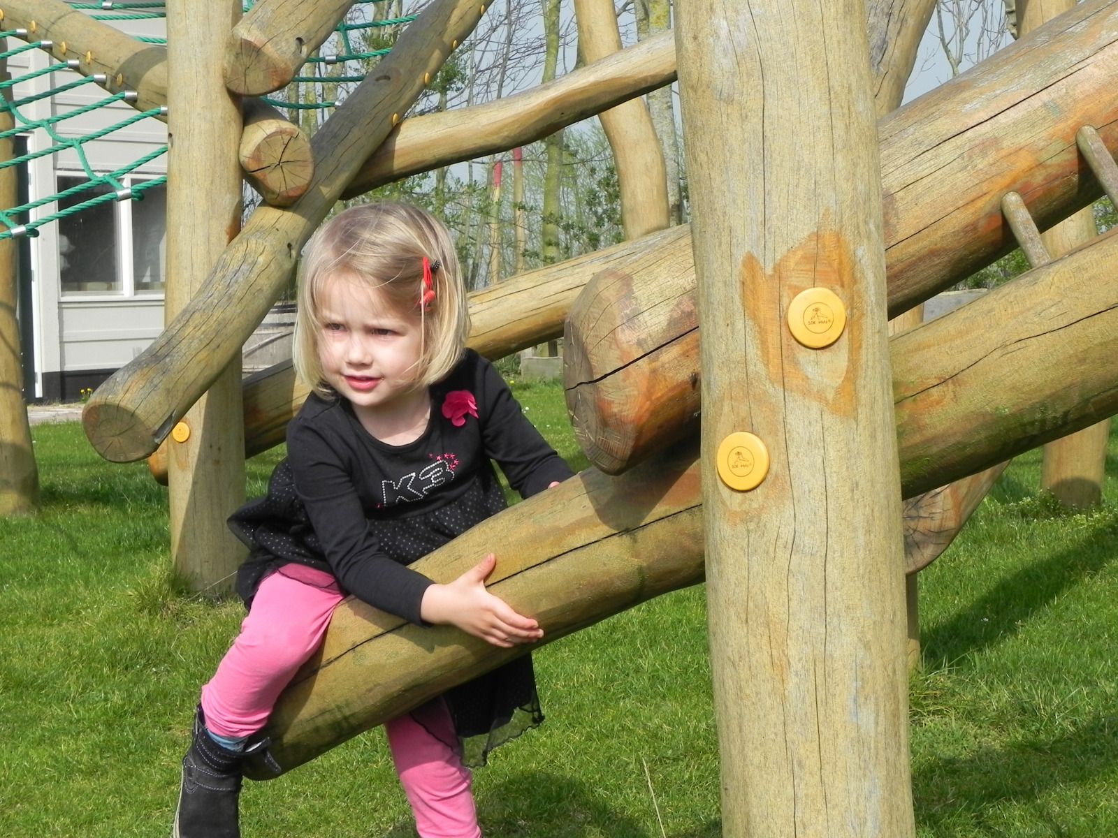 Entrance to OV669 vacation home in Blokzijl, surrounded by green nature.