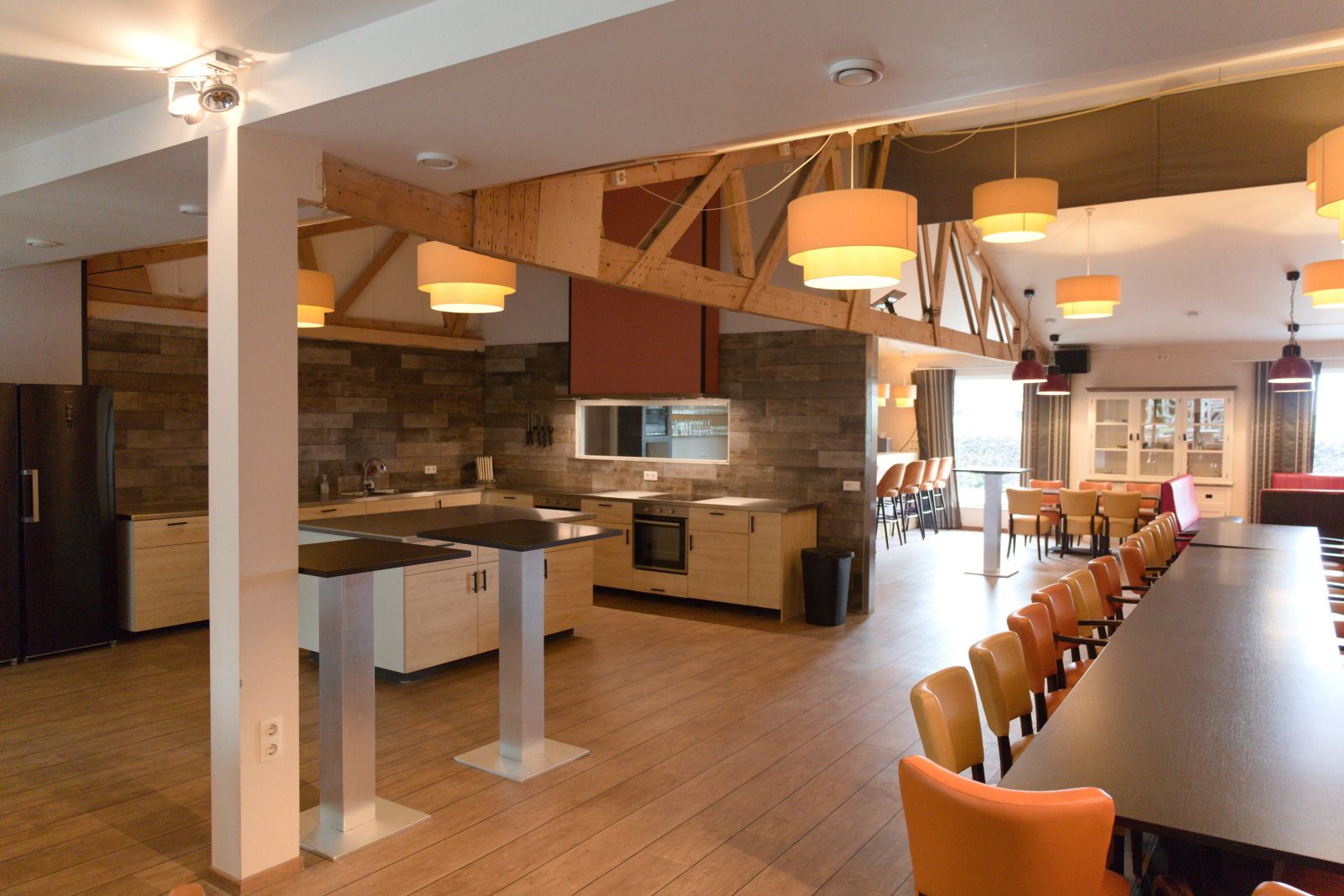 Moderne keuken in vakantiehuis OV670, Blokzijl, Overijssel met houten accenten en ruime eetruimte.