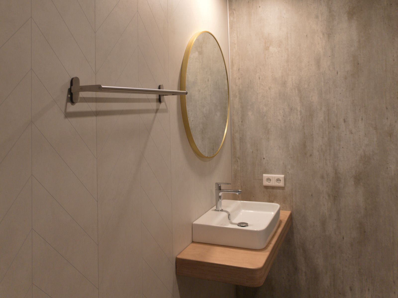 Gezellige eetzaal in vakantiehuis OV670, Blokzijl, Overijssel met houten balken en comfortabele stoelen.