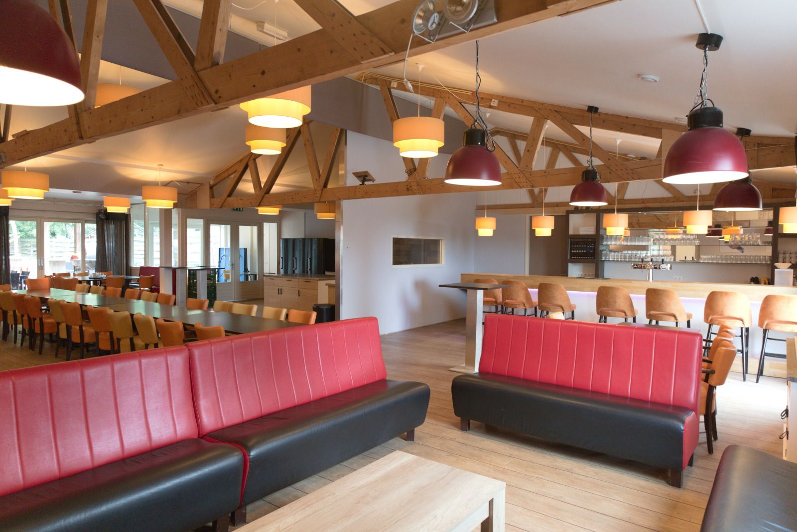 Kinderen spelen op houten klimrek bij vakantiehuis OV670, Blokzijl, Overijssel, omringd door groen.