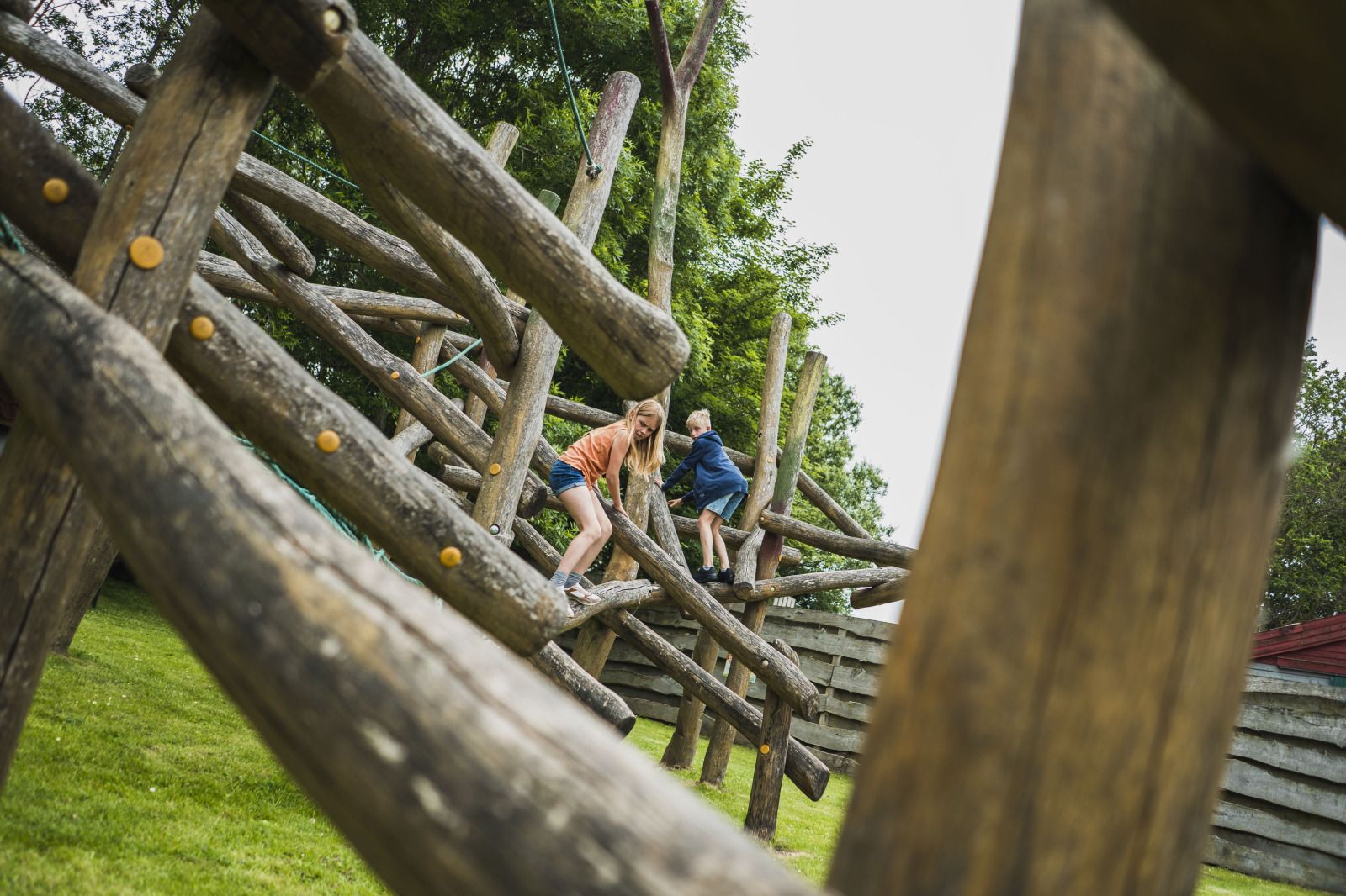 Moderne bar in vakantiehuis OV670, Blokzijl, Overijssel met glazen en tapinstallatie.