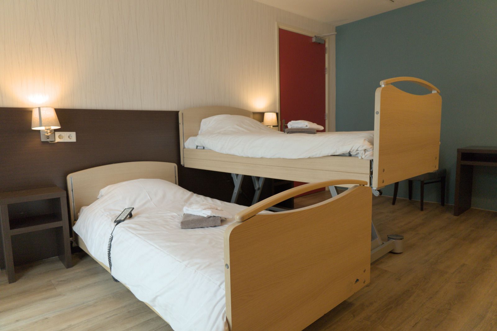 Stijlvolle keuken in vakantiehuis OV670, Blokzijl, Overijssel met houten elementen en moderne apparatuur.