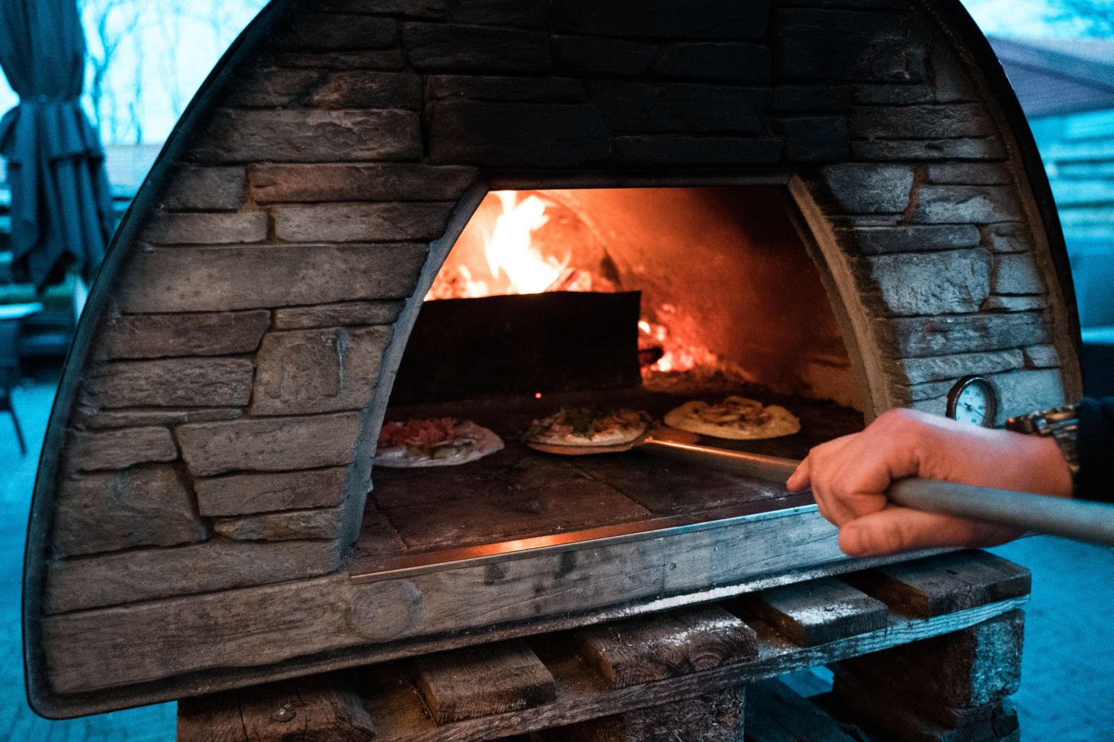 Ruime gemeenschappelijke ruimte in vakantiehuis OV670, Blokzijl, Overijssel met houten interieur.