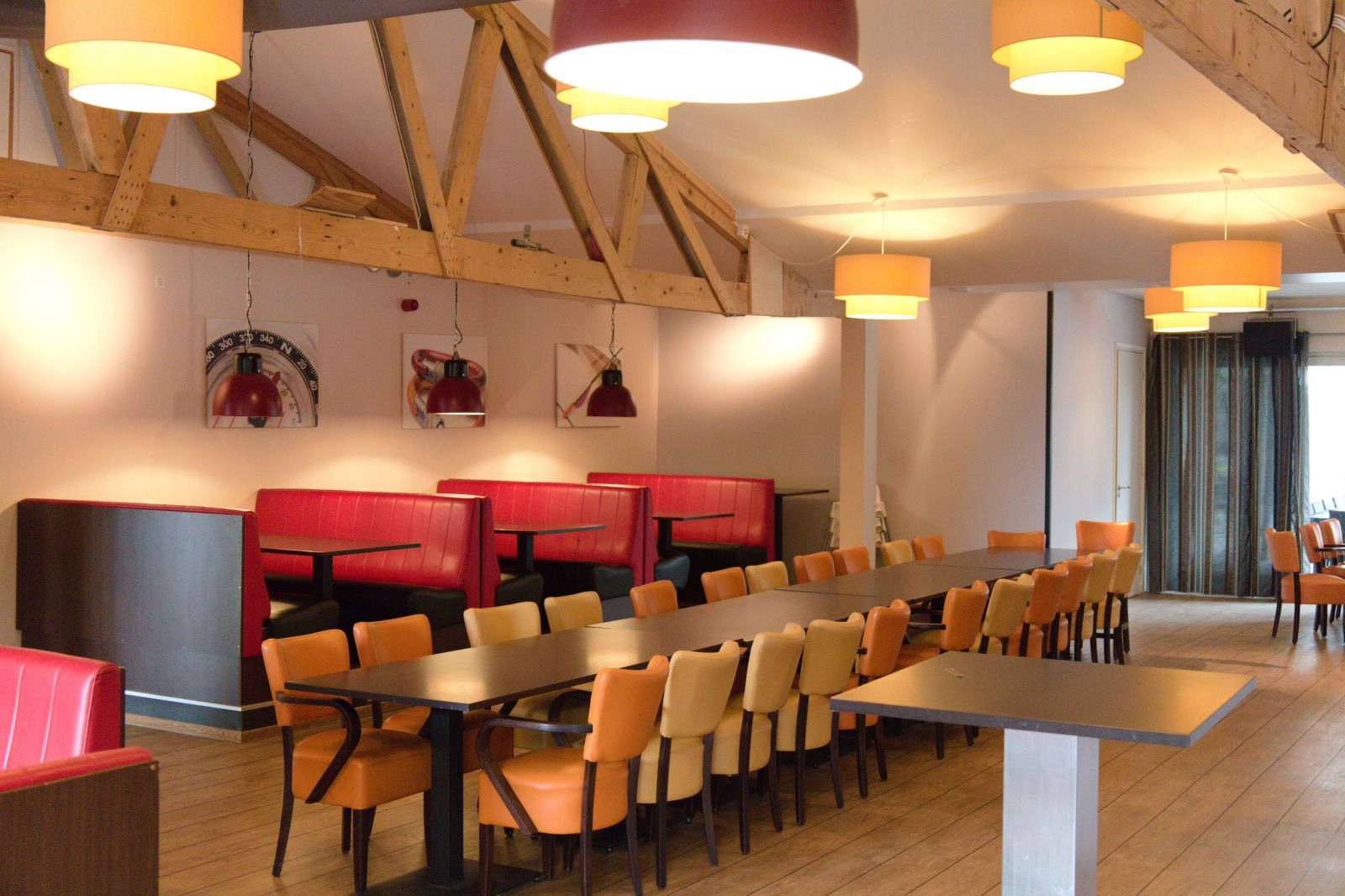 Barbecuefeest bij vakantiehuis OV670, Blokzijl, Overijssel met vers gegrild vlees en gezellige sfeer.