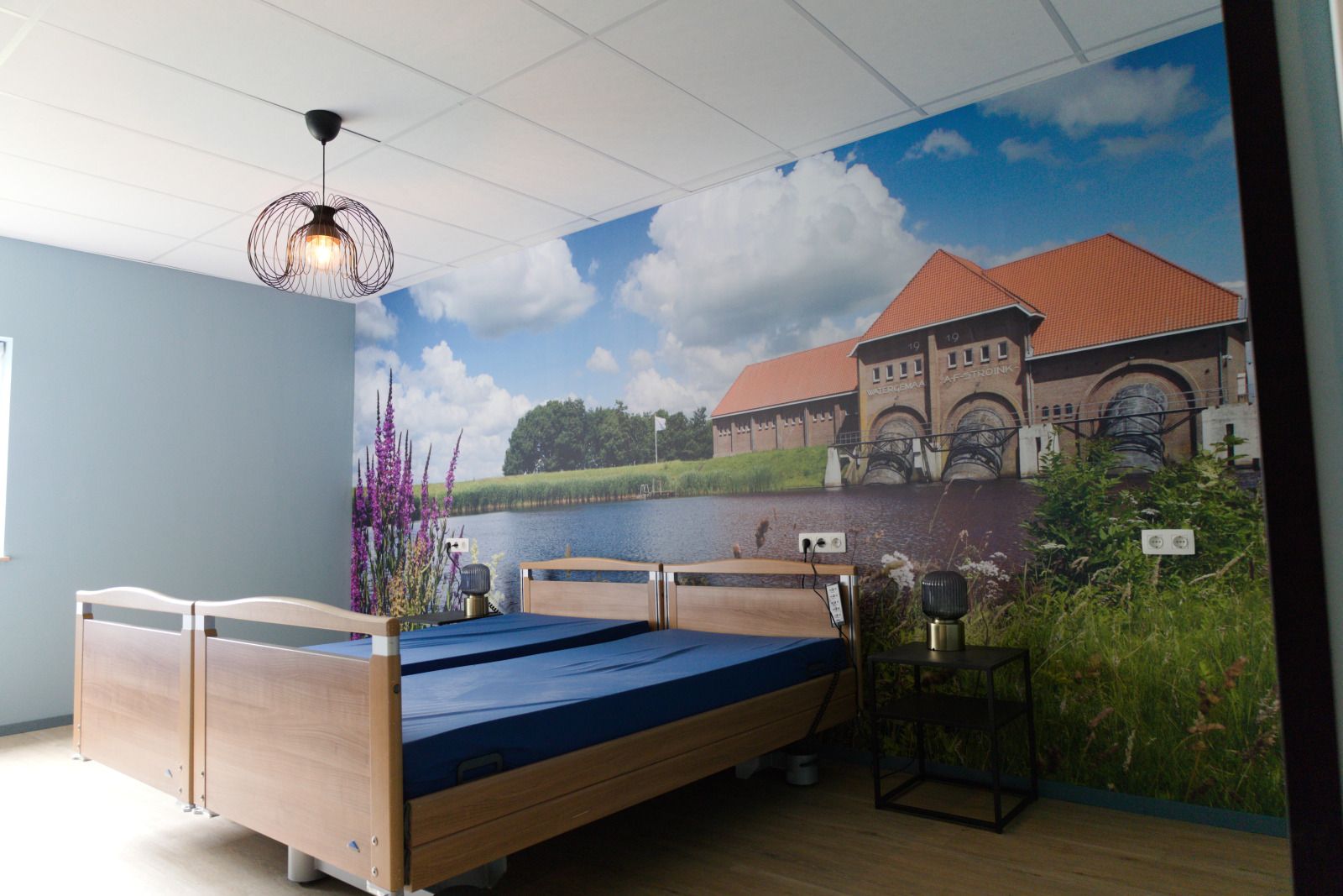 Groepsfoto op houten klimrek bij vakantiehuis OV670, Blokzijl, Overijssel, omringd door natuur.