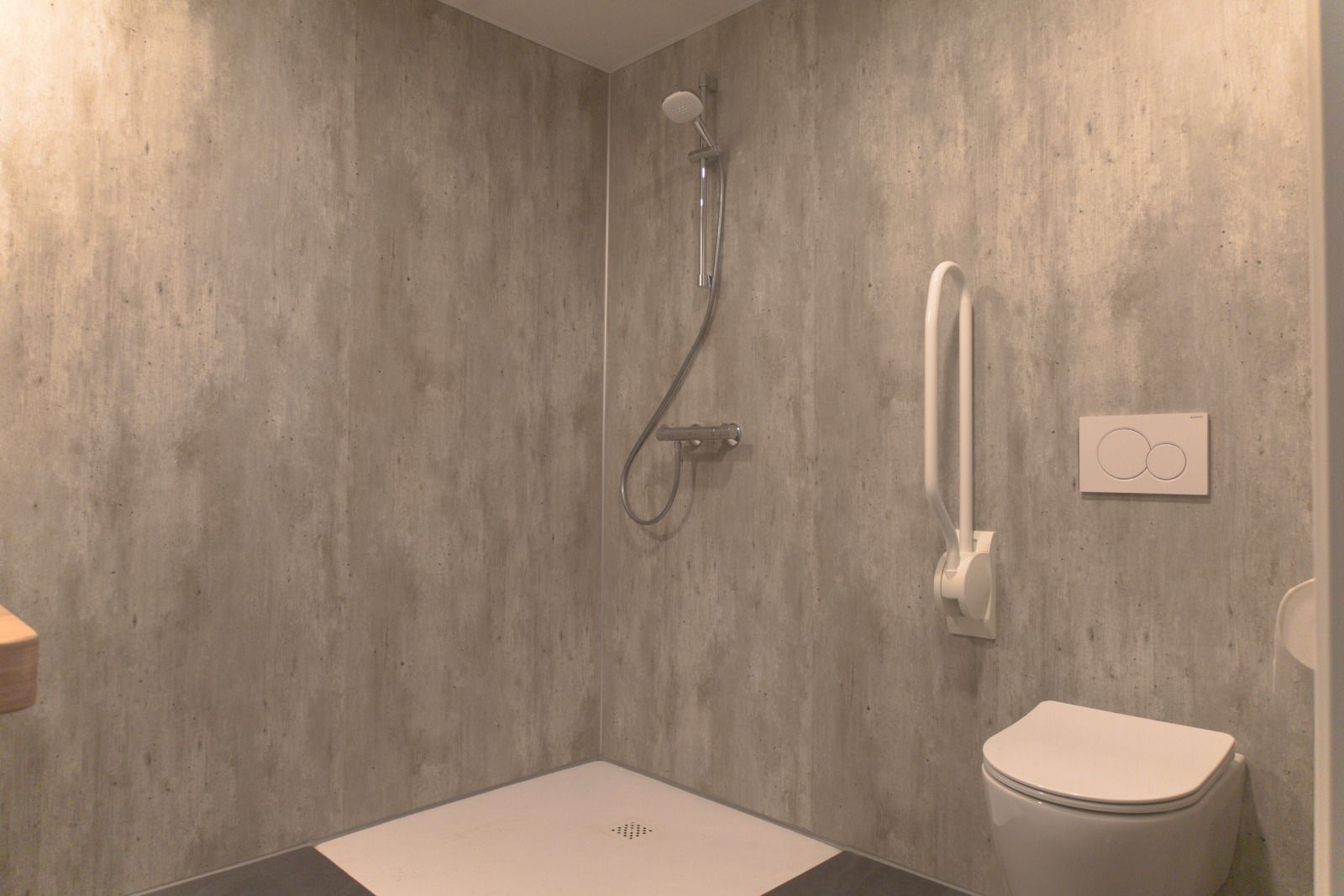 Gezellige eetruimte in vakantiehuis OV670, Blokzijl, Overijssel met houten details en warme verlichting.