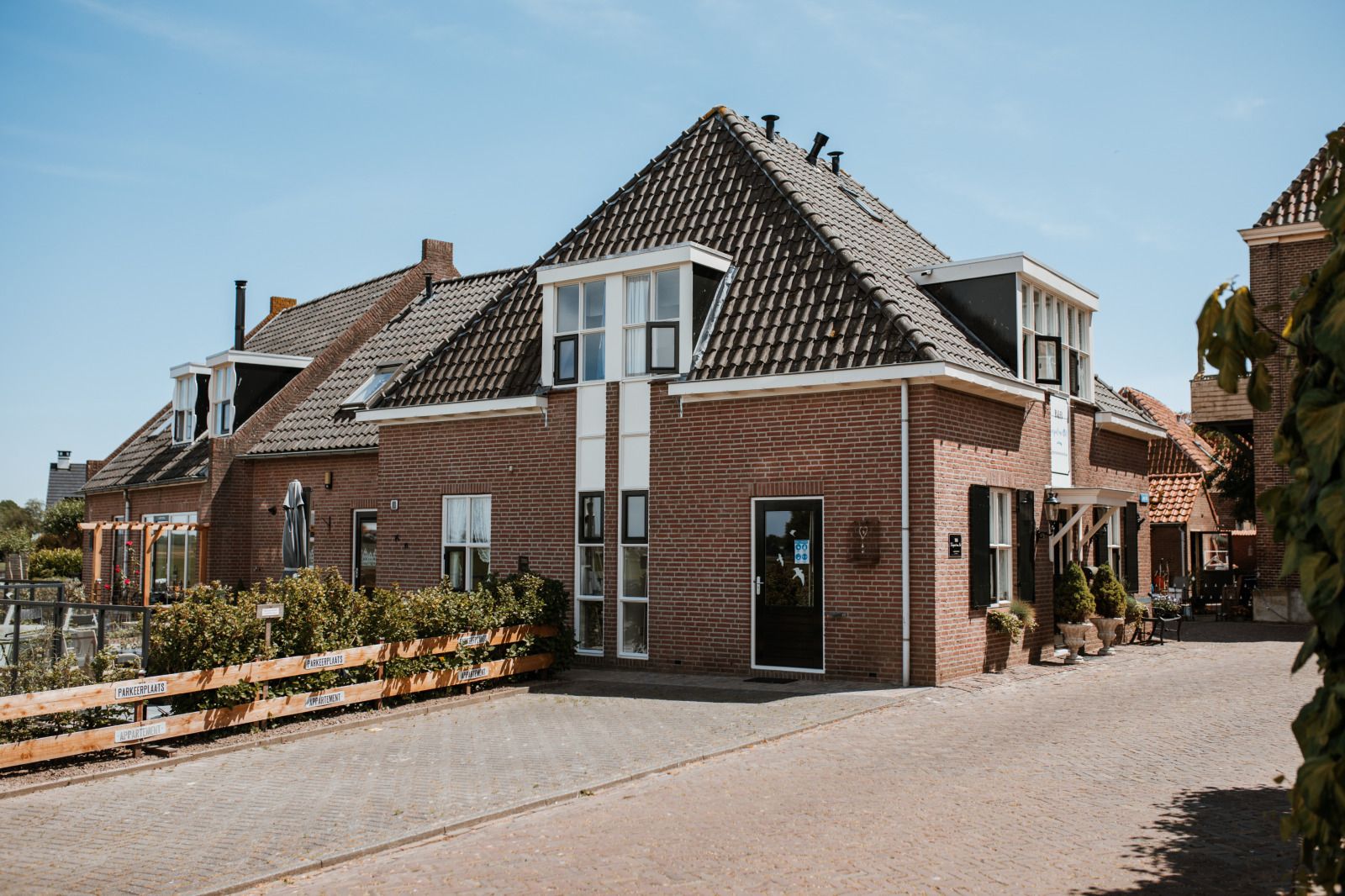 Cozy living room of OV684 vacation home in Blokzijl, with flowers and comfortable sofa, Northwest Overijssel.