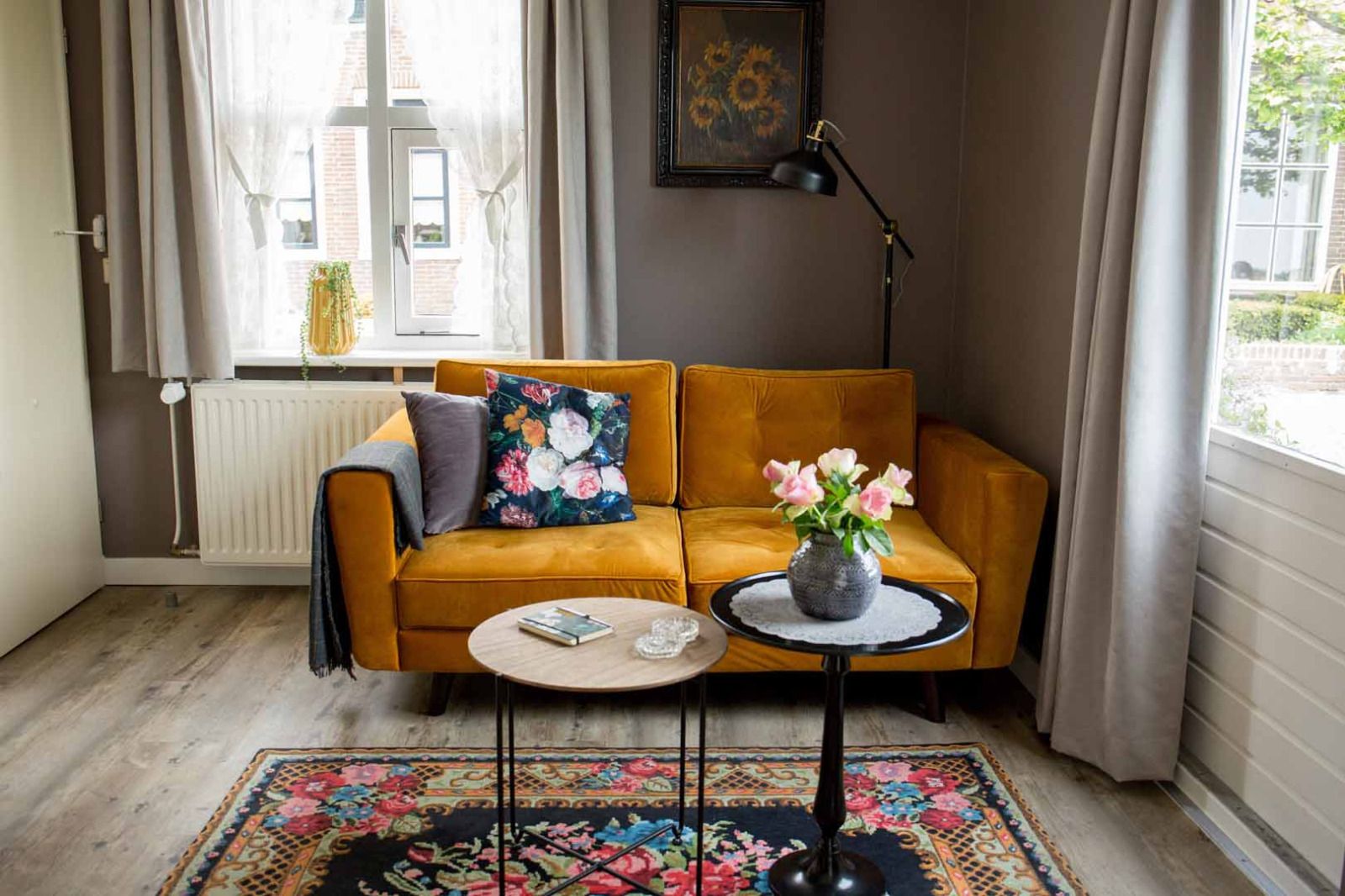 Comfortable bedroom in OV684 vacation home, Blokzijl, with colorful decor and natural light, Northwest Overijssel.