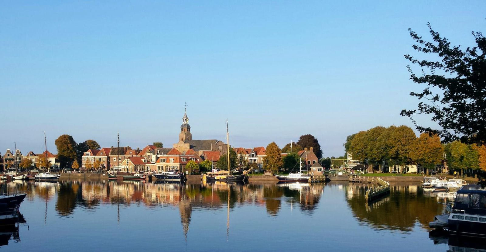 Outdoor terrace of OV684 vacation home in Blokzijl, overlooking green surroundings, Northwest Overijssel.