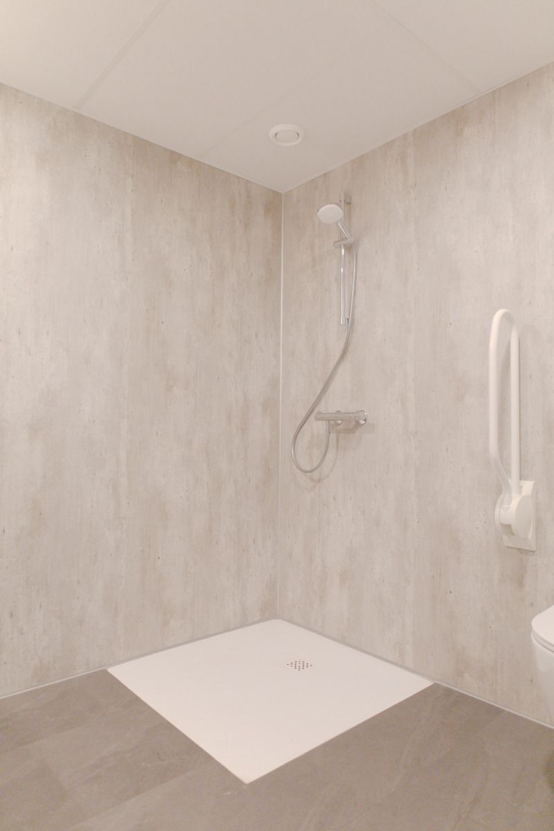 Kindvriendelijke speeltuin bij OV668 vakantiehuis, Blokzijl, met houten klimtoestellen.