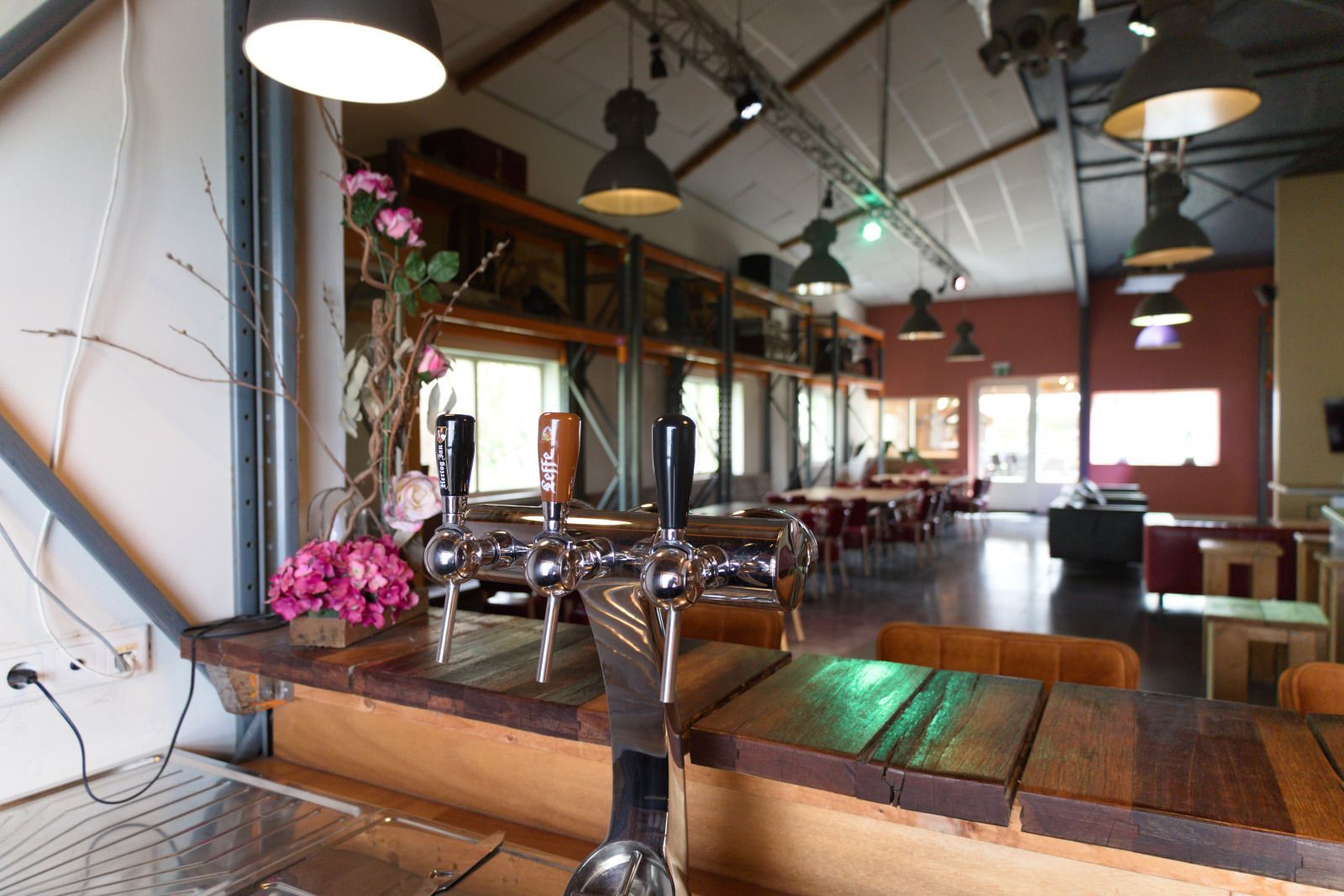 Gezellige woonkamer in OV668 vakantiehuis, Blokzijl, met comfortabele banken.