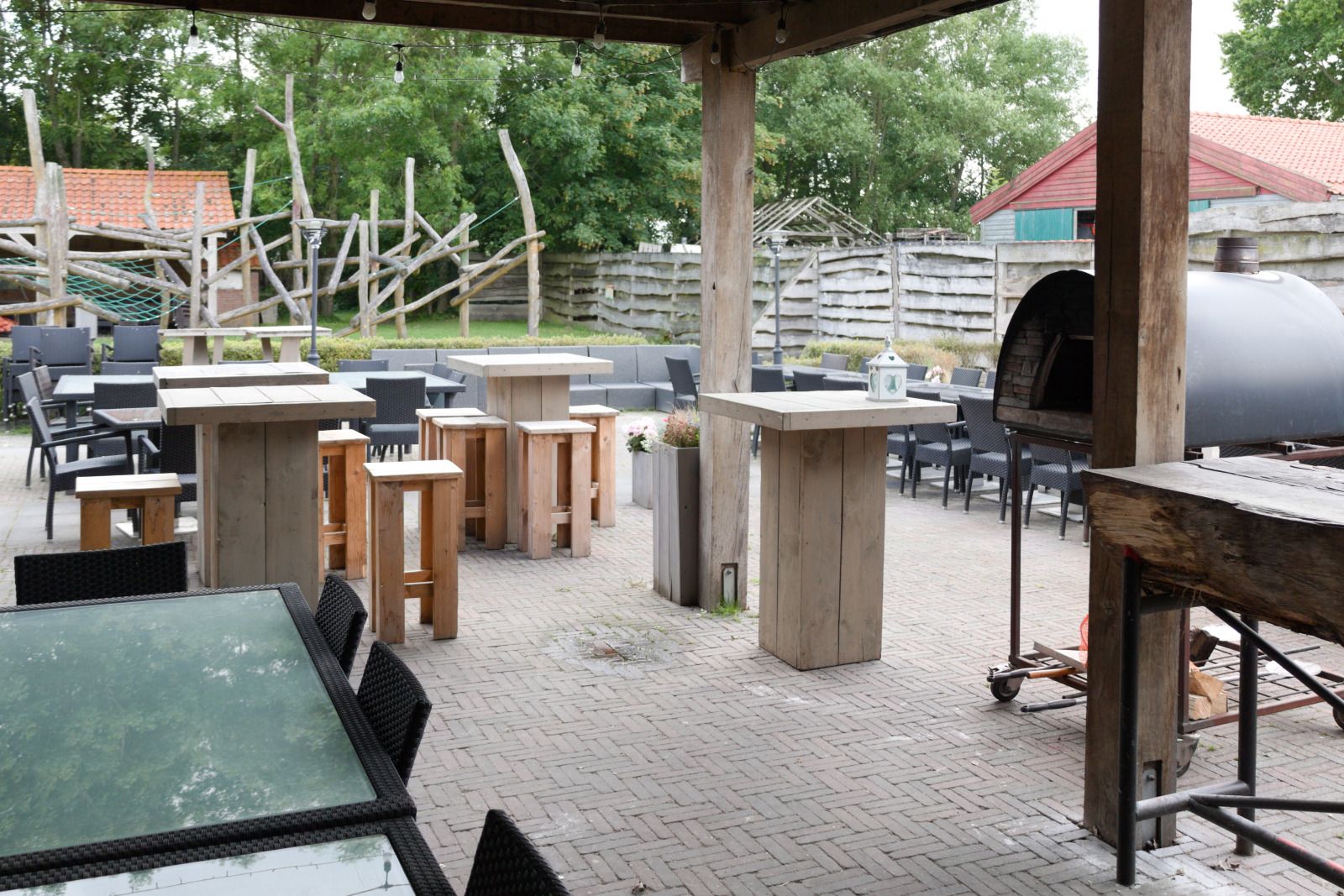 Stijlvolle wastafel en spiegel in OV668 vakantiehuis, Blokzijl, met modern design.