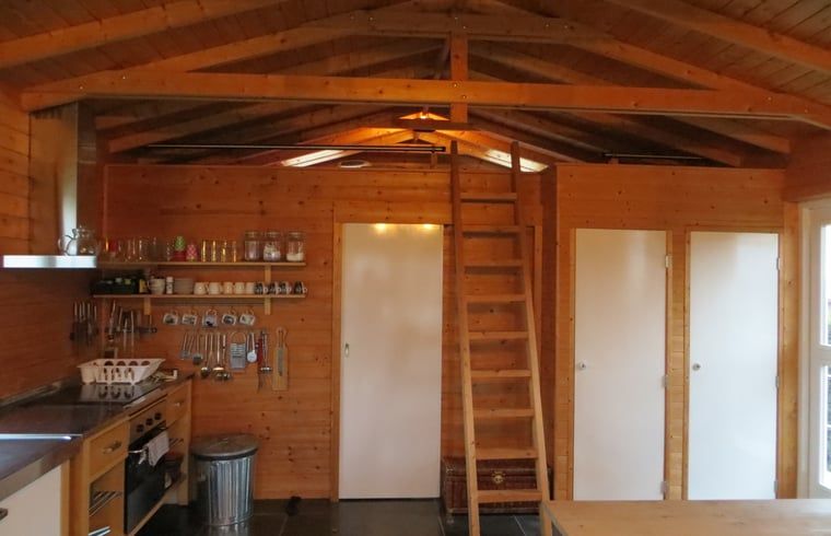 Houten keuken in Huisje in IJsselmuiden vakantiehuis, compleet met moderne voorzieningen.