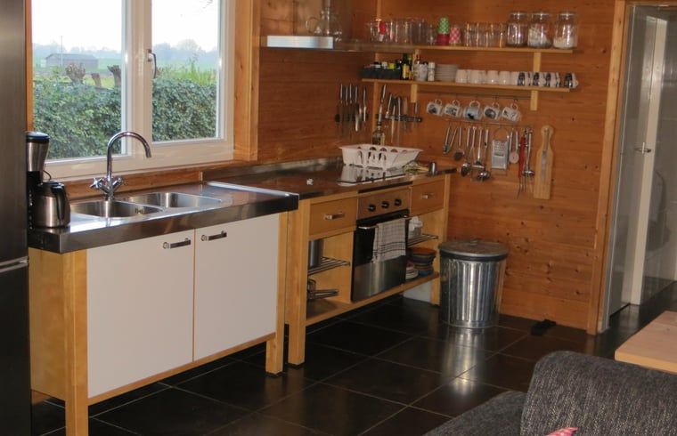 Moderne keuken in Huisje in IJsselmuiden vakantiehuis, voorzien van alle gemakken.