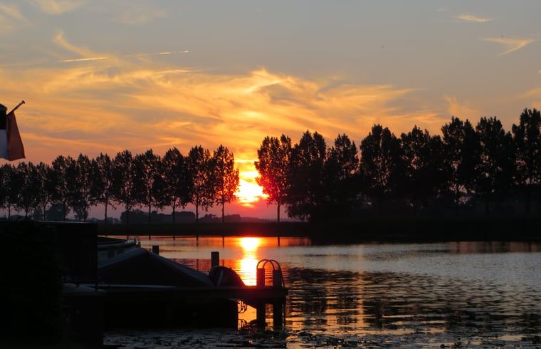 Adembenemende zonsondergang bij Huisje in IJsselmuiden, een magisch moment in Overijssel.