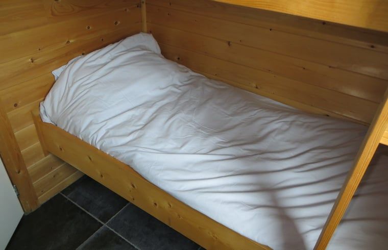 Slaapkamer met stapelbed in Huisje in IJsselmuiden, ideaal voor gezinnen in Overijssel.