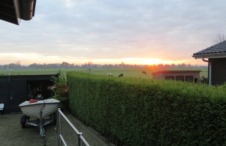 Uitzicht op het platteland bij zonsopgang vanuit Huisje in IJsselmuiden, rust in Overijssel.