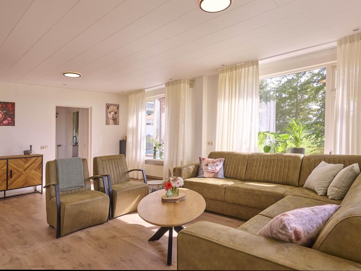 Comfortabele woonkamer in Alpa Casa vakantiehuis, Rouveen, Overijssel met veel natuurlijk licht.