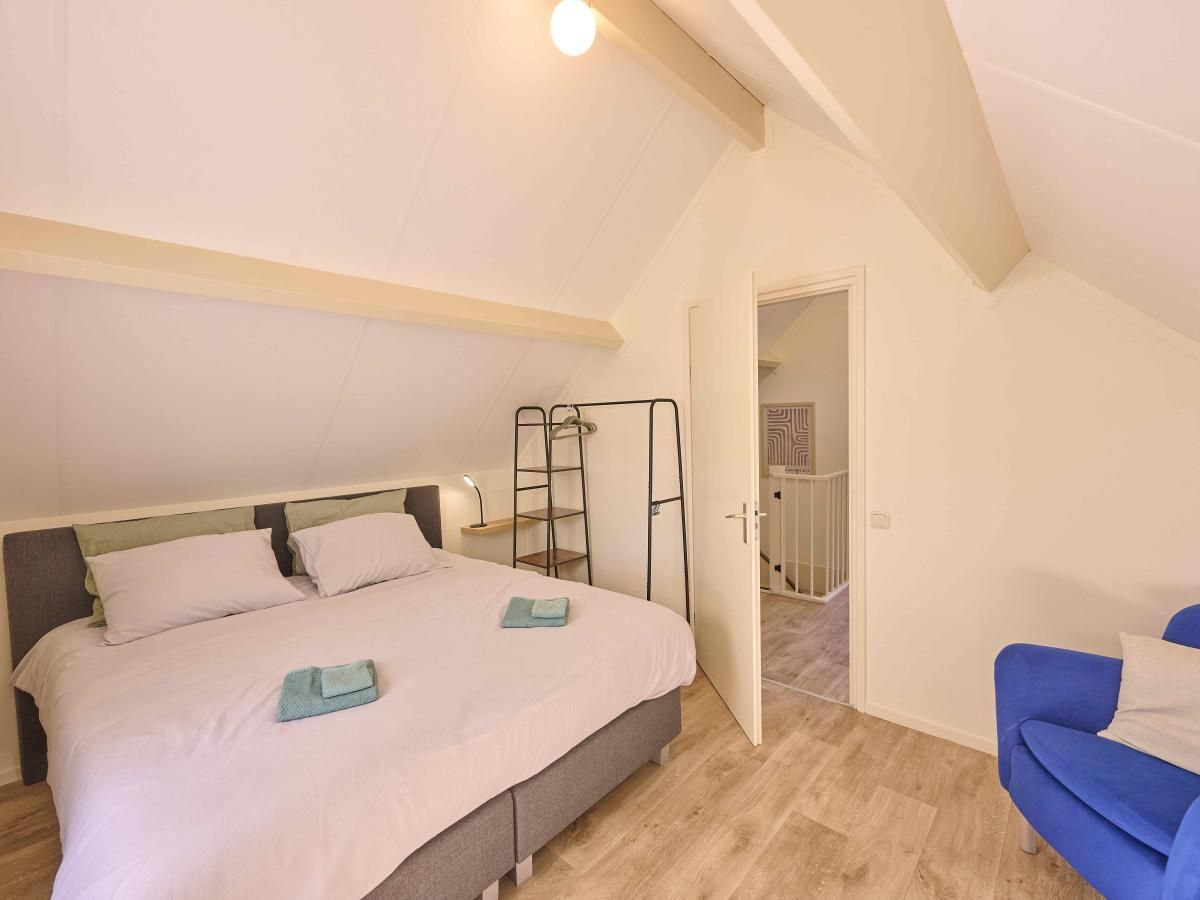 Gezellige slaapkamer in Alpa Casa vakantiehuis, Rouveen, Overijssel met een comfortabel tweepersoonsbed.
