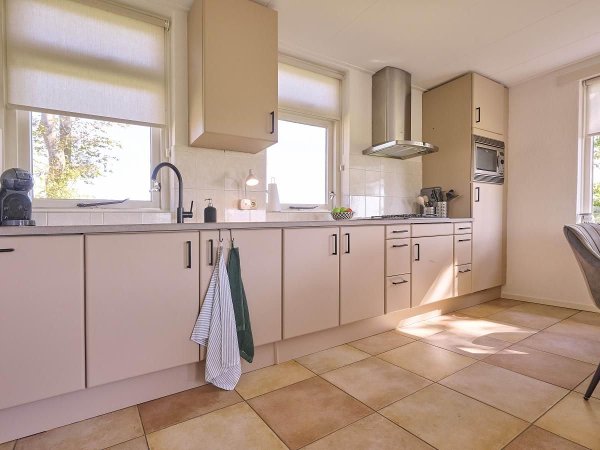 Ruime keuken in Alpa Casa vakantiehuis, Rouveen, Overijssel met moderne apparatuur en veel lichtinval.