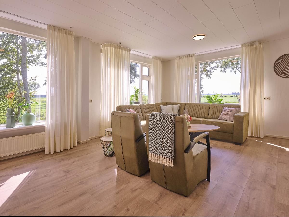 Gezellige zithoek in Alpa Casa vakantiehuis, Rouveen, Overijssel met comfortabele stoelen en uitzicht.