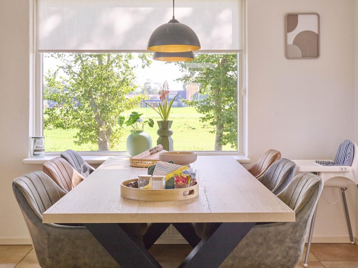 Eetkamer in Alpa Casa vakantiehuis, Rouveen, Overijssel met grote tafel en uitzicht op de natuur.