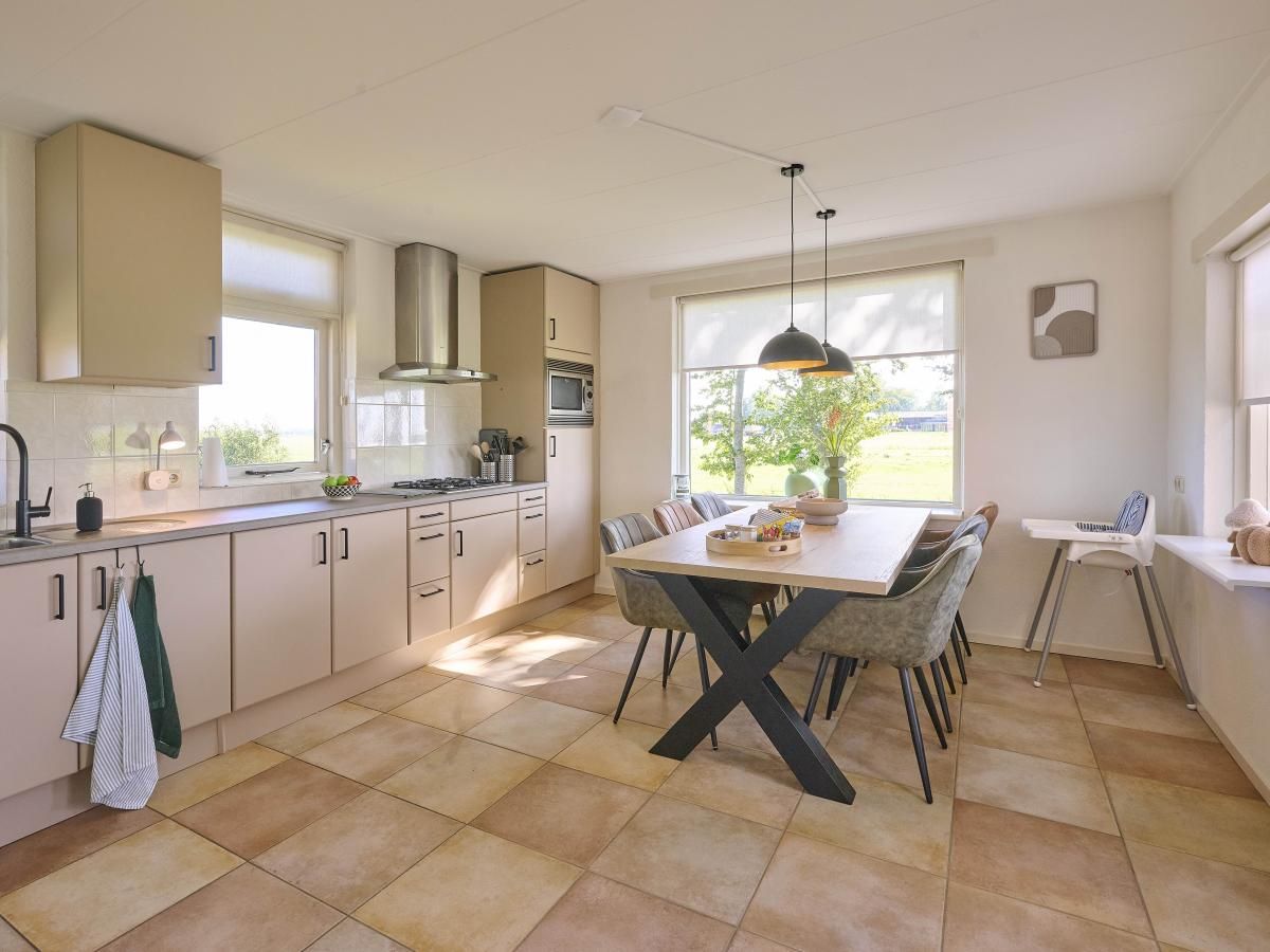 Ruime keuken en eetkamer in Alpa Casa vakantiehuis, Rouveen, Overijssel met veel lichtinval.