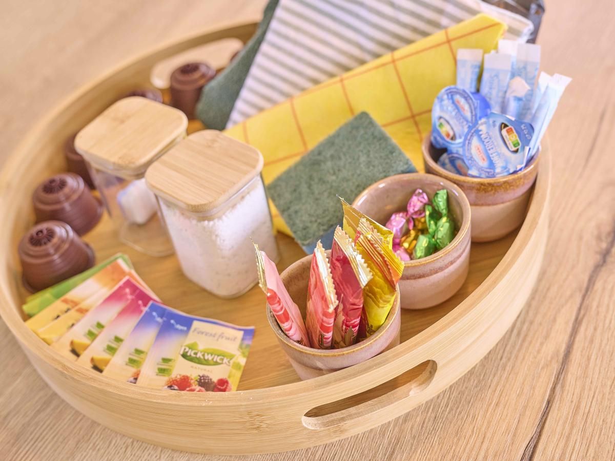 Welkomstpakket met thee en snacks in Alpa Casa vakantiehuis, Rouveen, Overijssel voor een warm welkom.