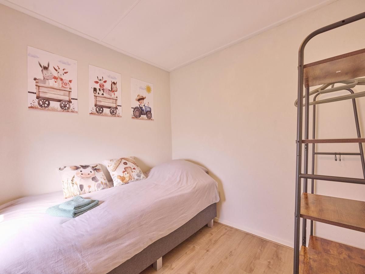 Kinderkamer in Alpa Casa vakantiehuis, Rouveen, Overijssel met schattige dierenposters.