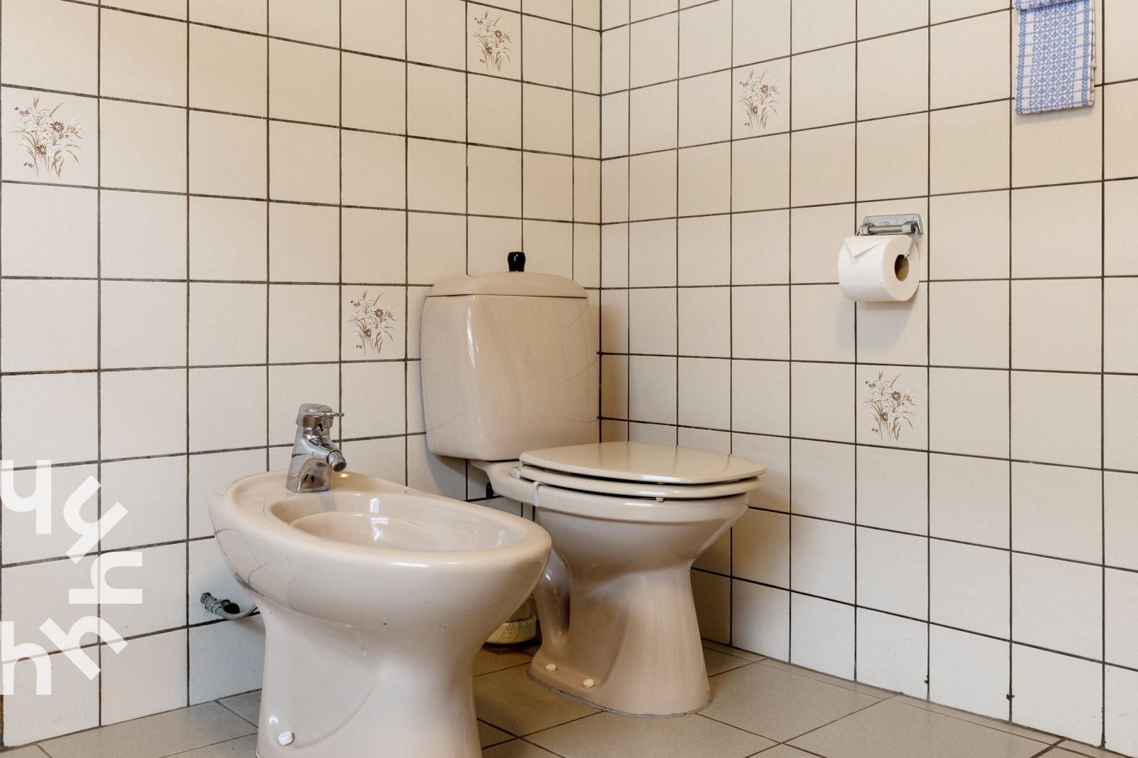 Comfortabele slaapkamer met houten details in OV543 vakantiehuis, Eesveen, Overijssel.