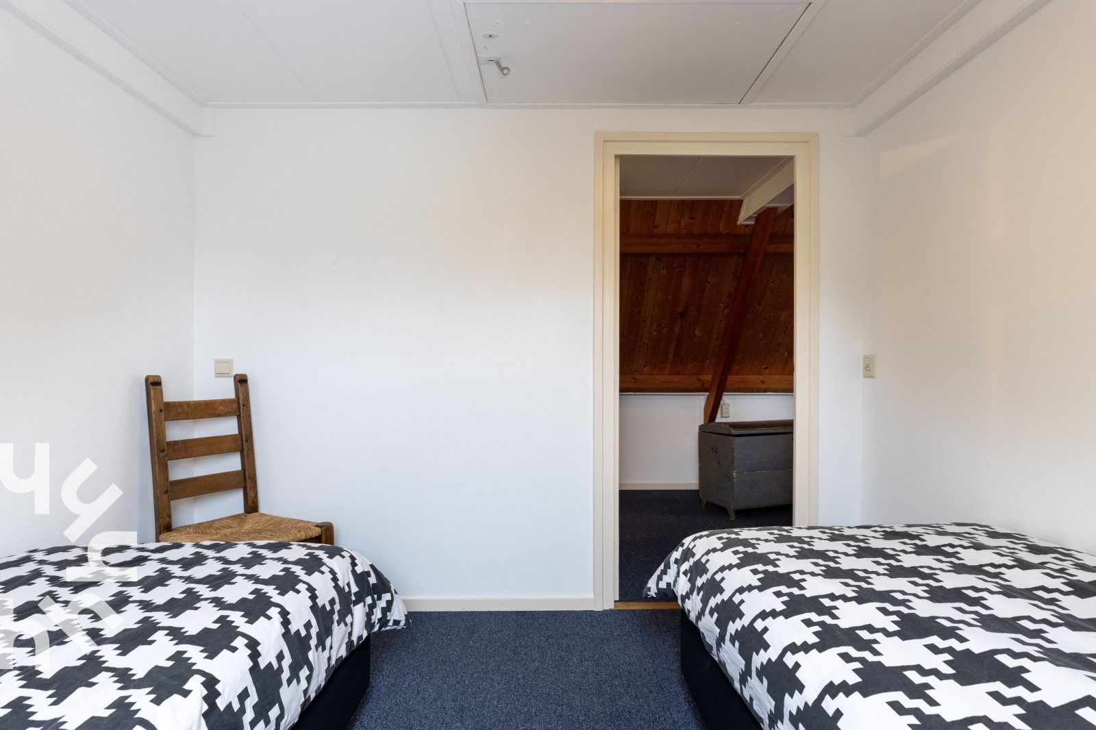 Tweepersoons slaapkamer met dakraam in OV543 vakantiehuis, Eesveen, Overijssel.